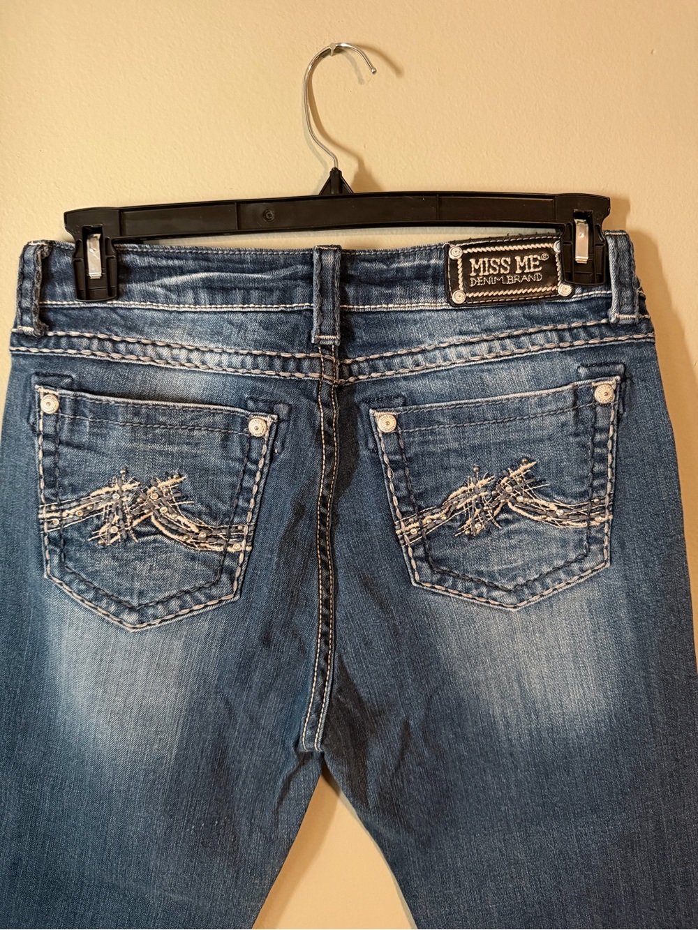 Gorgeous Y2K Miss Me Boyfriend Capri Jeans Embroidered Pockets 25-1/2” Inseam